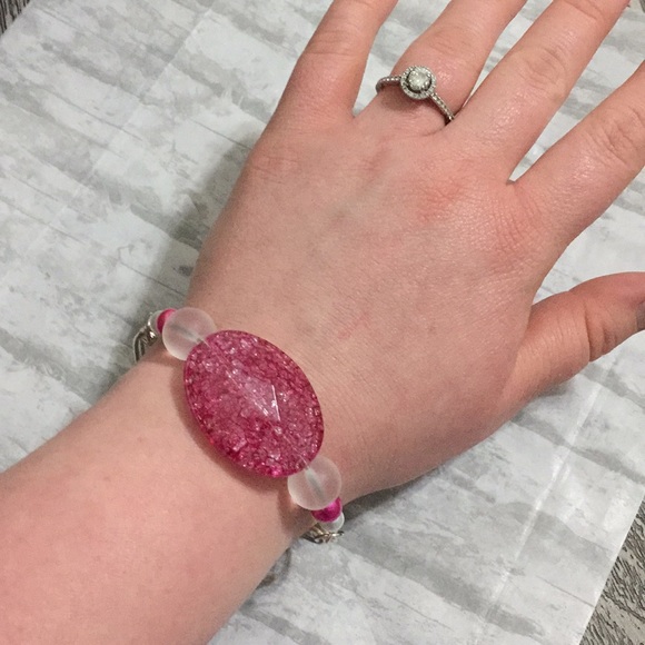 Faceted pink crackle glass bracelet - Picture 4 of 10